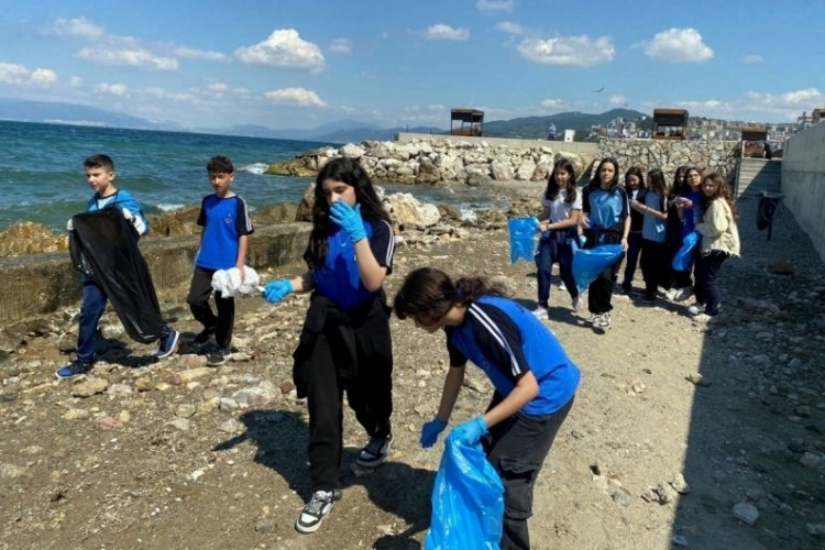 Öğrencilerden Mudanya sahillerinde temizlik operasyonu