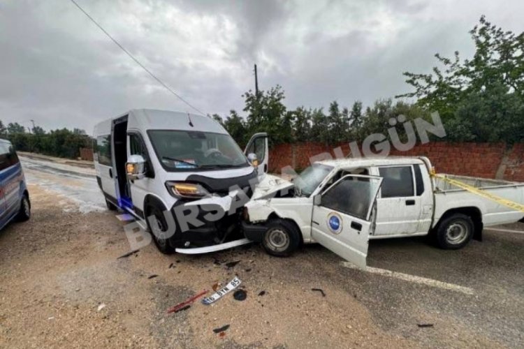Bursa'da ölümlü kaza! Minibüs ile otobüs birbirine girdi