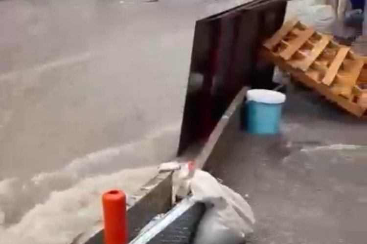 Sağanak yağış sele neden oldu...Vatandaşlar zor anlar yaşadı