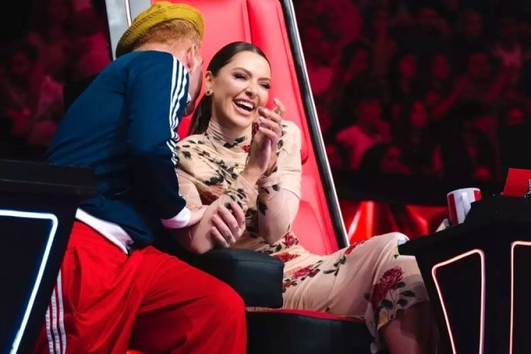 Hadise'nin tercihi desenli mini elbise oldu