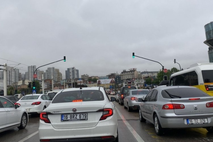 Bursa kışı yaşıyor! Trafik kitlendi...