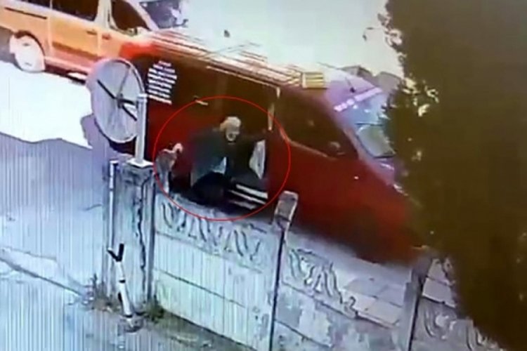 Sakarya'da hareket eden dolmuştan inmek isterken sürüklendi