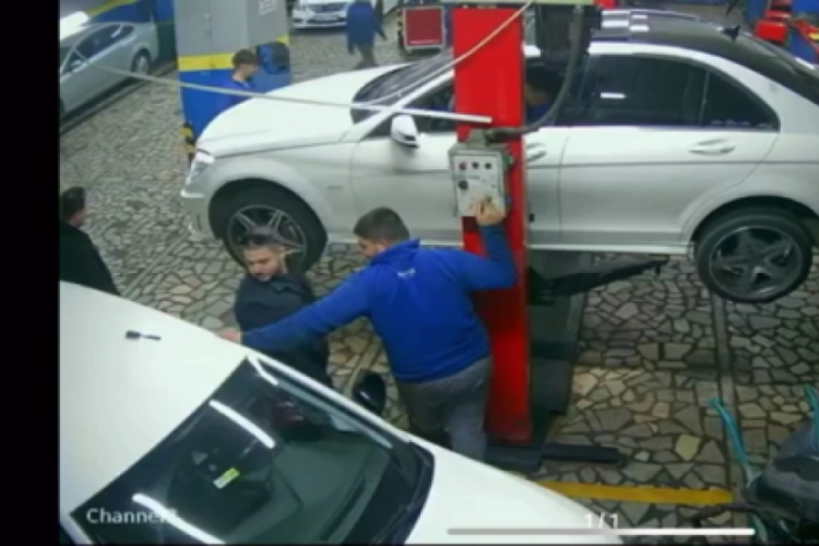 Patron "Bir şey olmaz" dedi, tamirci 2.5 tonluk aracın altında kalarak can verdi