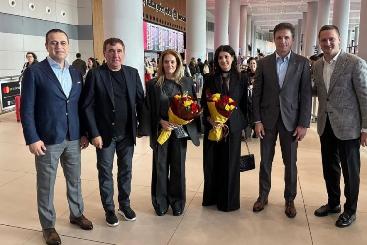 Hagi ile Popescu, İstanbul Havalimanı'nda çiçeklerle karşılandı