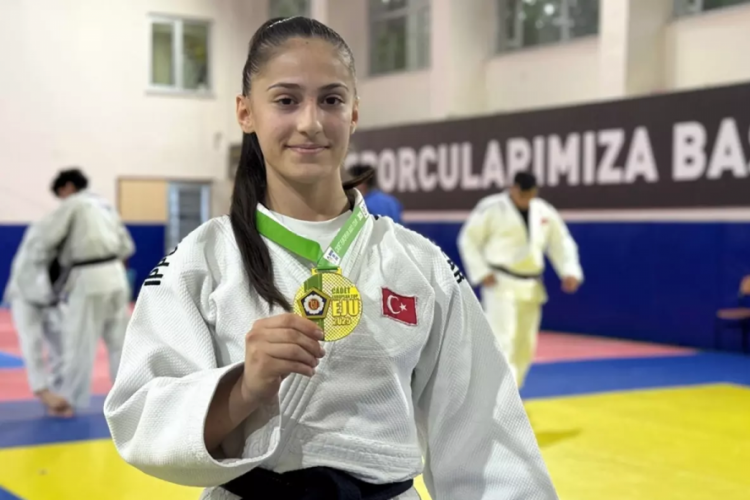 İsrailli rakibini yenen Fatma Zehra, madalyasını Filistin'e adadı