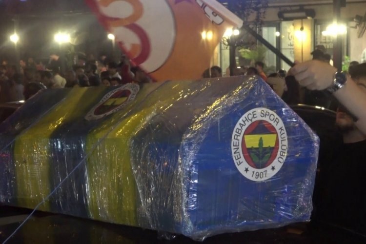 Şampiyonluk kutlamalarında Fenerbahçe tabutu taşındı