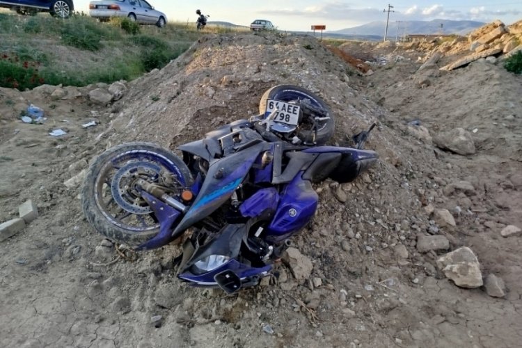 Denizli'de motosiklet yol kenarına devrildi: 2 ölü