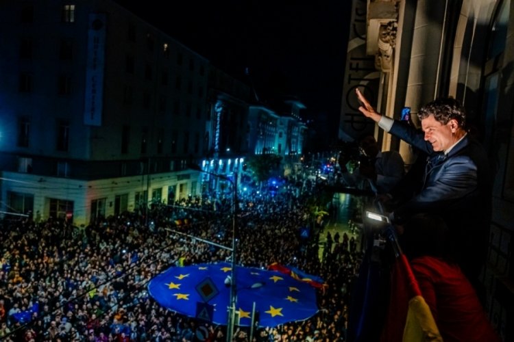 Romanya'da cumhurbaşkanlığı seçimini AB ve NATO yanlısı aday Nicusor Dan kazandı