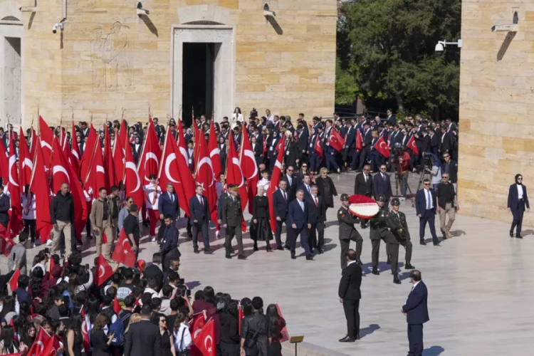 Bakan Bak, gençler ve sporcularla Anıtkabir'i ziyaret etti