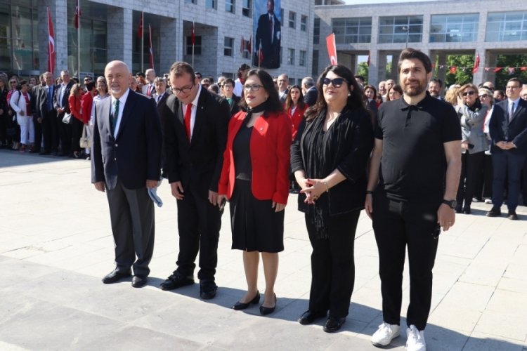 Mimarlar Odası Bursa Şubesi Atatürk Anıtı'na çelenk koydu