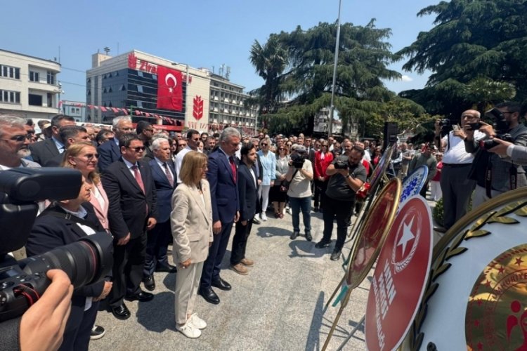 Bursa CHP İl Başkanlığı çelenk takdimi gerçekleştirdi!