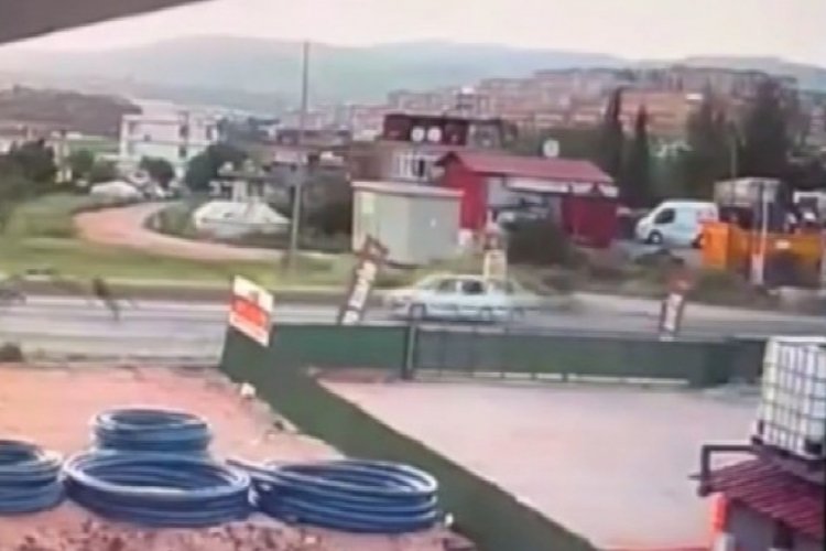 Motosiklet savruldu, sürücü ağır yaralandı: O anlar kamerada