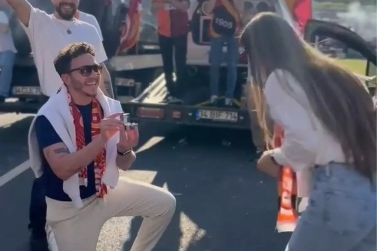 Galatasaray Şampiyonluğunu Evlilik Teklifi ile Kutladılar