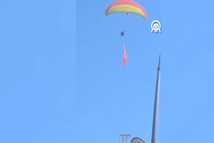 Gösteri uçuşu yapan paramotor kamyonetin üzerine düştü