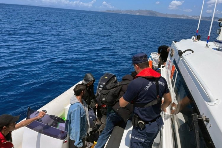 Yunanistan'ın geri ittiği 10'u çocuk 33 düzensiz göçmen kurtarıldı