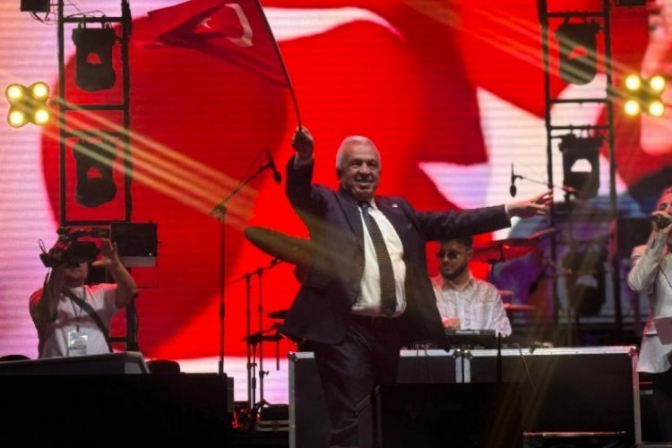 Başkan Şadi Özdemir, Hayko Cepkin konseri öncesi gençleri selamladı