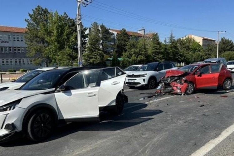 Uşak'ta feci kaza! 4 aracın birbirine girdiği zincirleme kazada 7 kişi yaralı