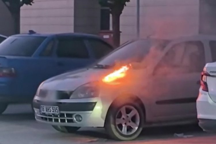 Bursa'da hastanenin otoparkında bir araç alevlere teslim oldu