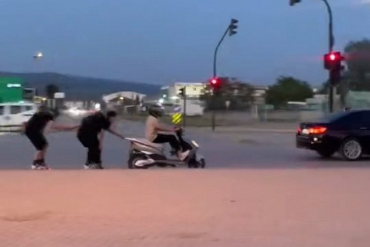 Bursa'da patenli gençlerin tehlikeli yolculuğu kamerada