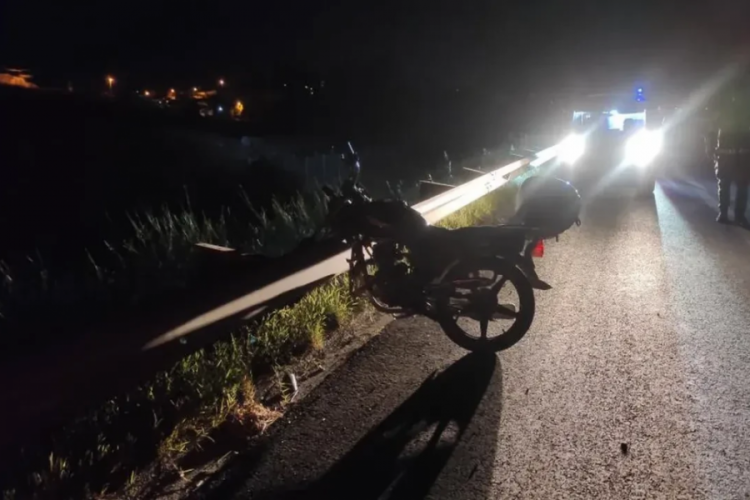 Bariyerlere sıkışmış motosikleti polislerin dikkati ortaya çıkardı