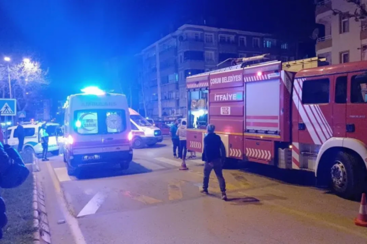 Çorum'da 5 katlı apartmanda yangın paniği