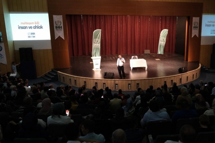 Yazar Hayati İnanç Bursa'da düzenlenen konferansa katıldı