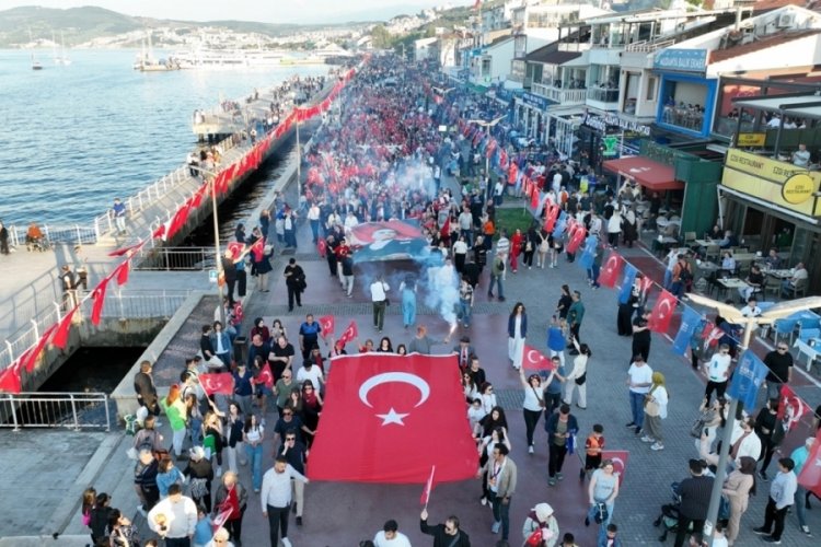 Bursa Mudanya'da 19 Mayıs coşkusu meydanlara taştı