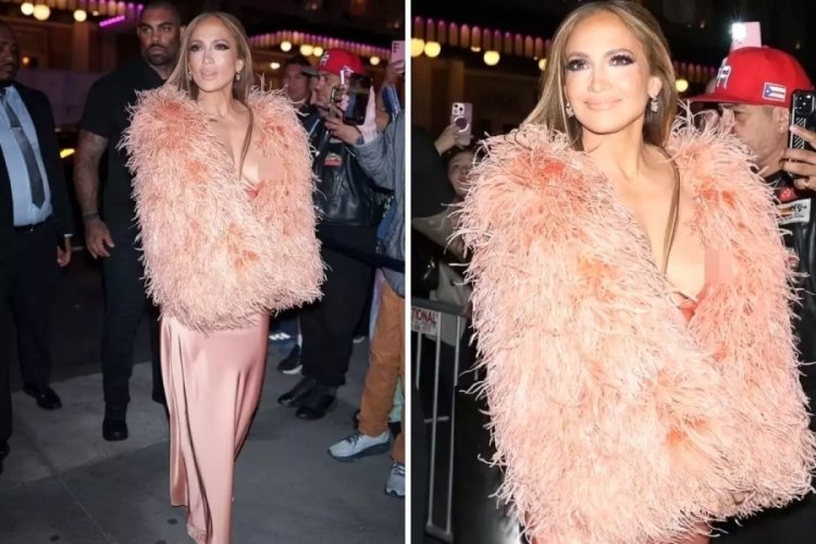 Jennifer Lopez, sütyensiz katıldığı konserde frikik verdi