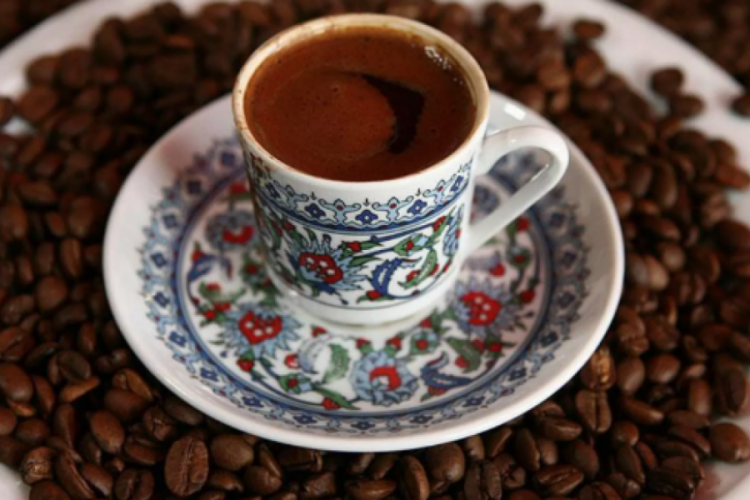 Yapay zekaya fal baktırdı, fincandan 'E harfli kadın' çıkınca boşandı