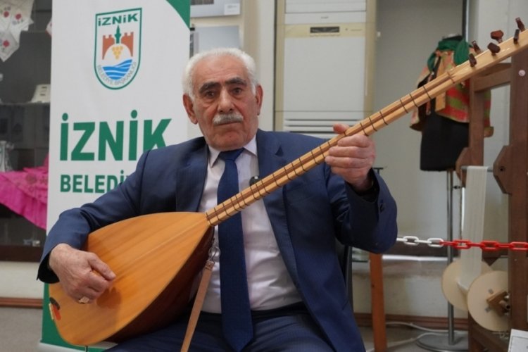 Bursa'da 65 yıldır sazı ve kalemi elinde