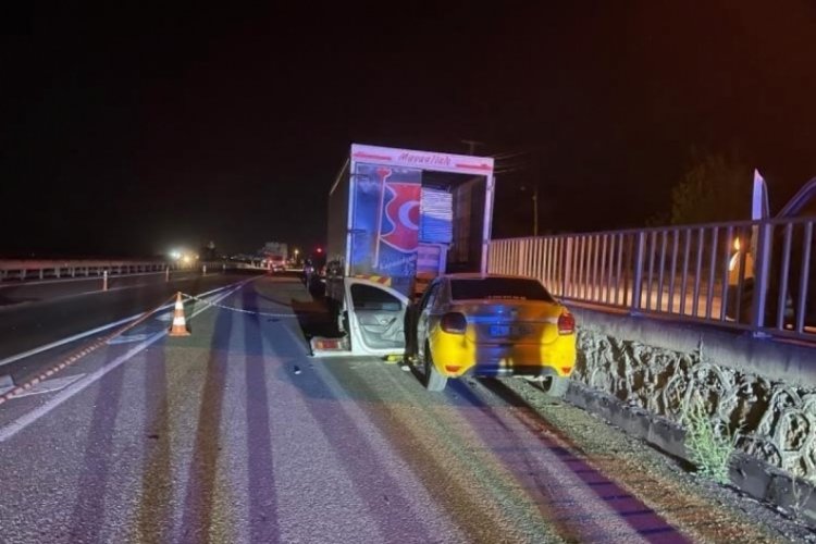 Ticari taksi, kamyonete ok gibi saplandı: 1 ölü, 1 yaralı