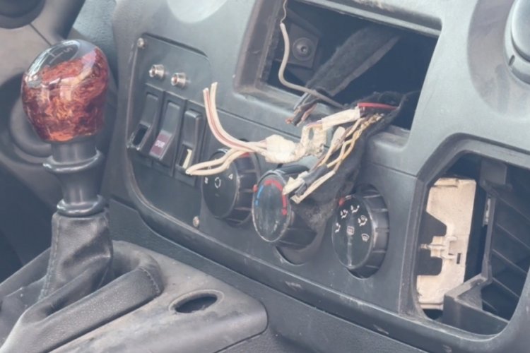 Park halindeki aracın elektrik ve teknik aksamını çaldılar: O anlar kamerada