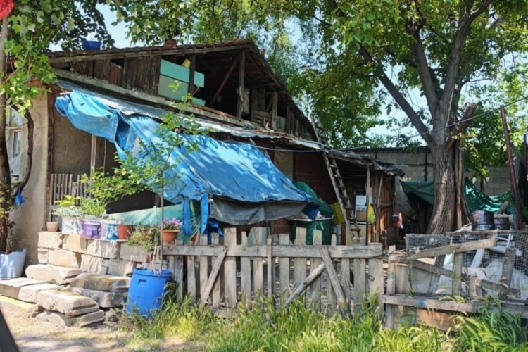 Bursa'da felaketi yaşadı! Evin çatısından yere çakıldı