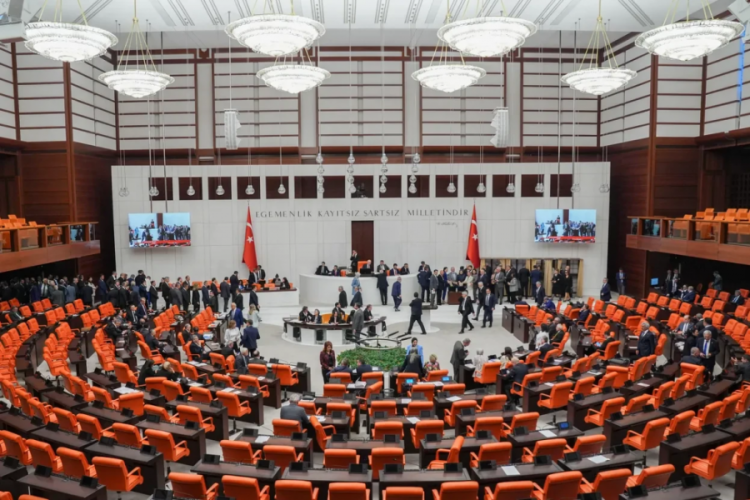 TBMM'de kabul edildi: Memuriyette yaş sınırı ve atama şartları değişti