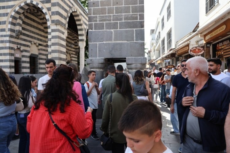 Minare altından 7 kere geçen mutlu oluyormuş!