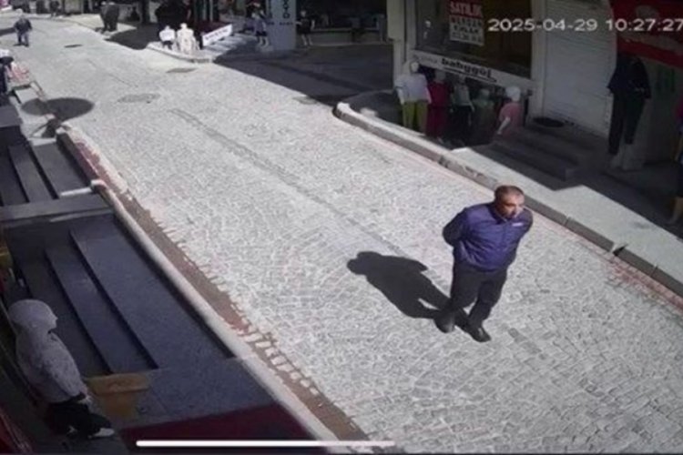 Yolda yürürken felaketi yaşadı!