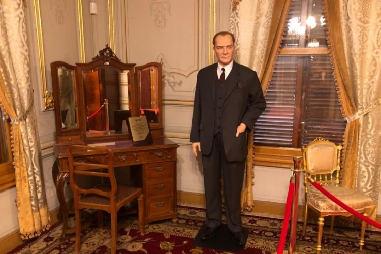 Bursa'da Gazi Mustafa Kemal Atatürk'ün balmumu heykeline yoğun ilgi