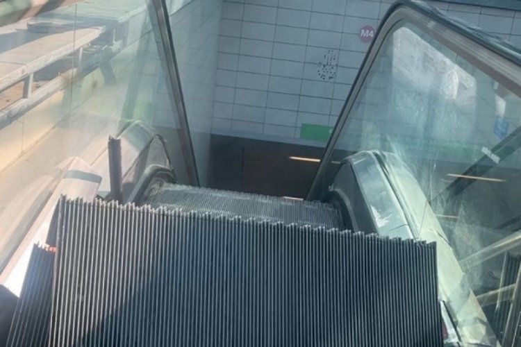 Metroda korku dolu anlar: Basamaklar bir anda kırıldı