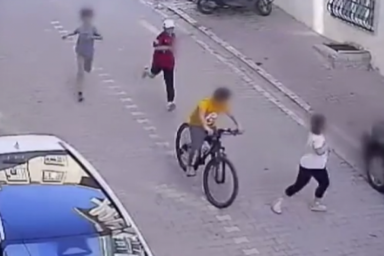 Çaldığı bisikletle hava atarken araba çarptı!