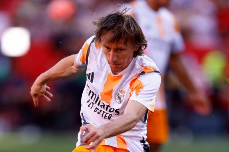Real Madrid'in yıldız futbolcusu veda etti!