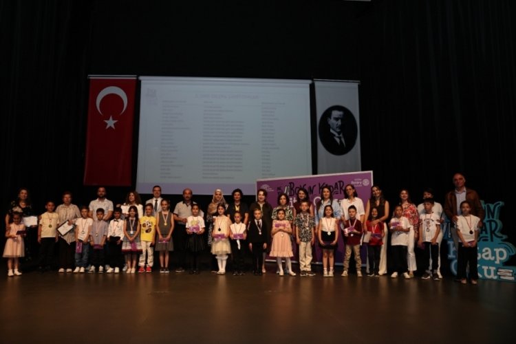 Boyları kadar kitap okudular, ödülleri kaptılar