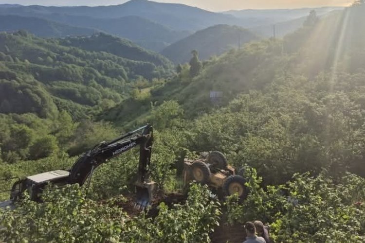 İş makinası şarampole devrildi, operatör atlayarak kurtuldu
