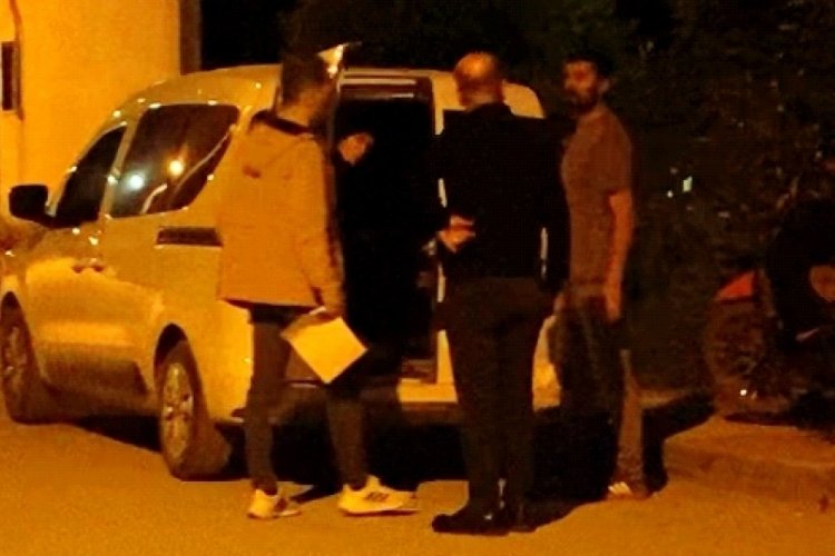 Bursa'da parkta 2 genci lazerle taciz edip, bıçakla yaralayan 2 şüpheliden 1'i tutuklandı