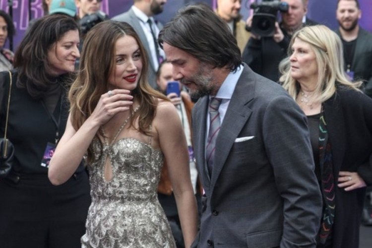  Ana de Armas ve Keanu Reeves 'Ballerina' filminin galasında buluştu 
