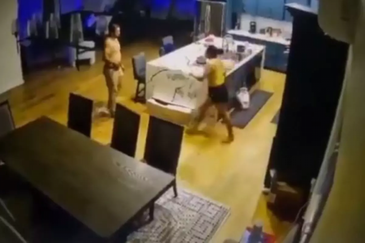 Tartışma sırasında kendisine bıçakla saldıran karısını tabanca ile öldürdü