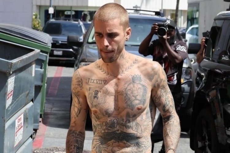 Justin Bieber soyunarak yürüdü