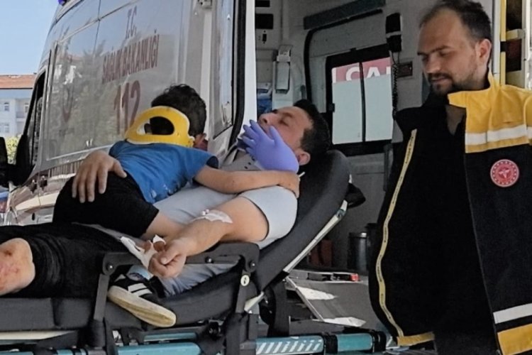 Bursa'da yaralı çocuğa moral vermek için çabaladılar!