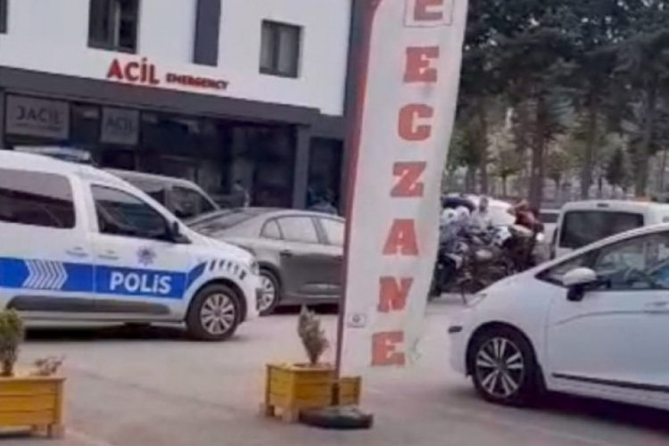 Hastanede korku dolu anlar! Boğazına bıçak dayadı...