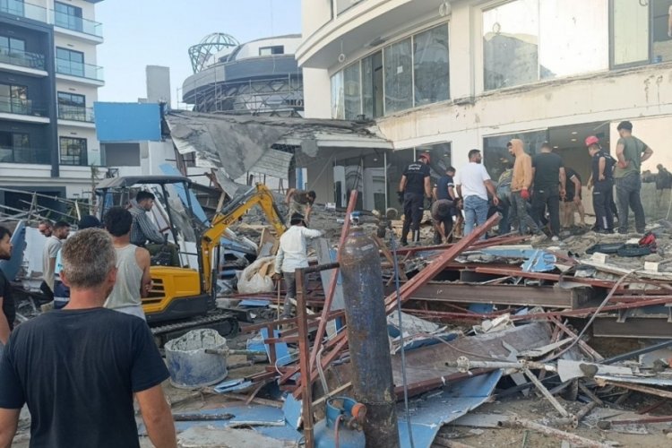Otel inşaatının balkonu göçtü: İşçiler canını son anda kurtardı