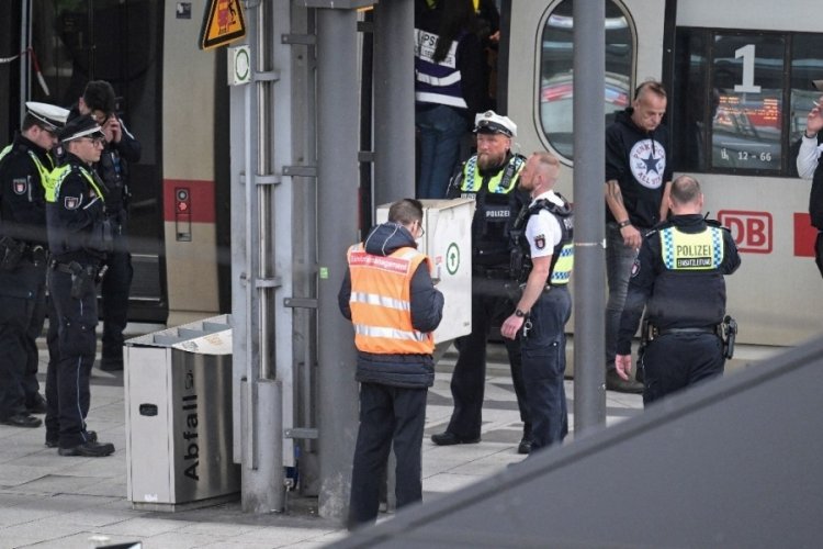 Almanya'da tren istasyonunda bıçaklı saldırı: 12 yaralı